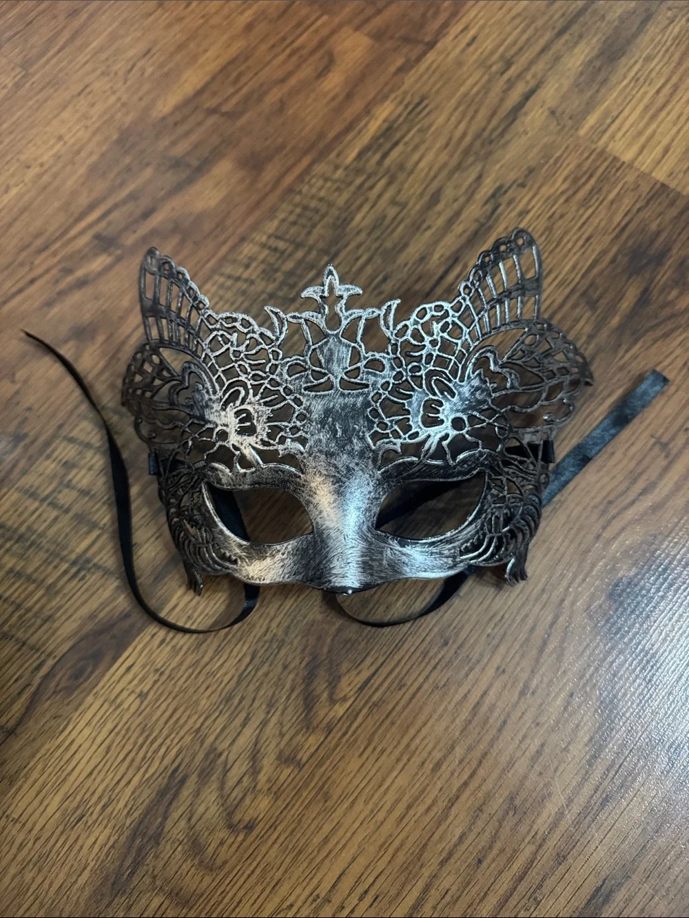 Lace Filigree Cat Eye Masquerade Mask in Antique Silver / Bronze